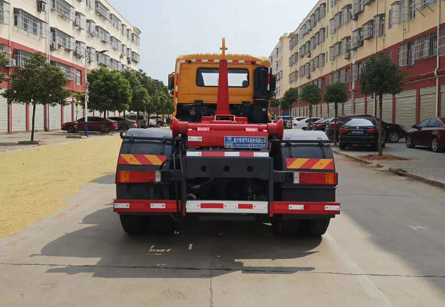 東風(fēng)天龍25噸勾臂垃圾車(chē)后方位圖