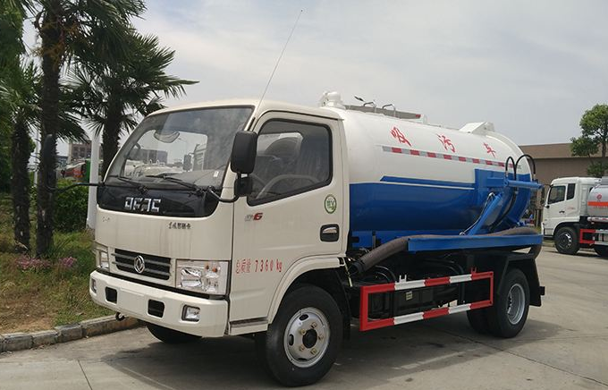 成都客戶文先生不遠(yuǎn)千里在我程力集團訂購東風(fēng)小多利卡吸污車